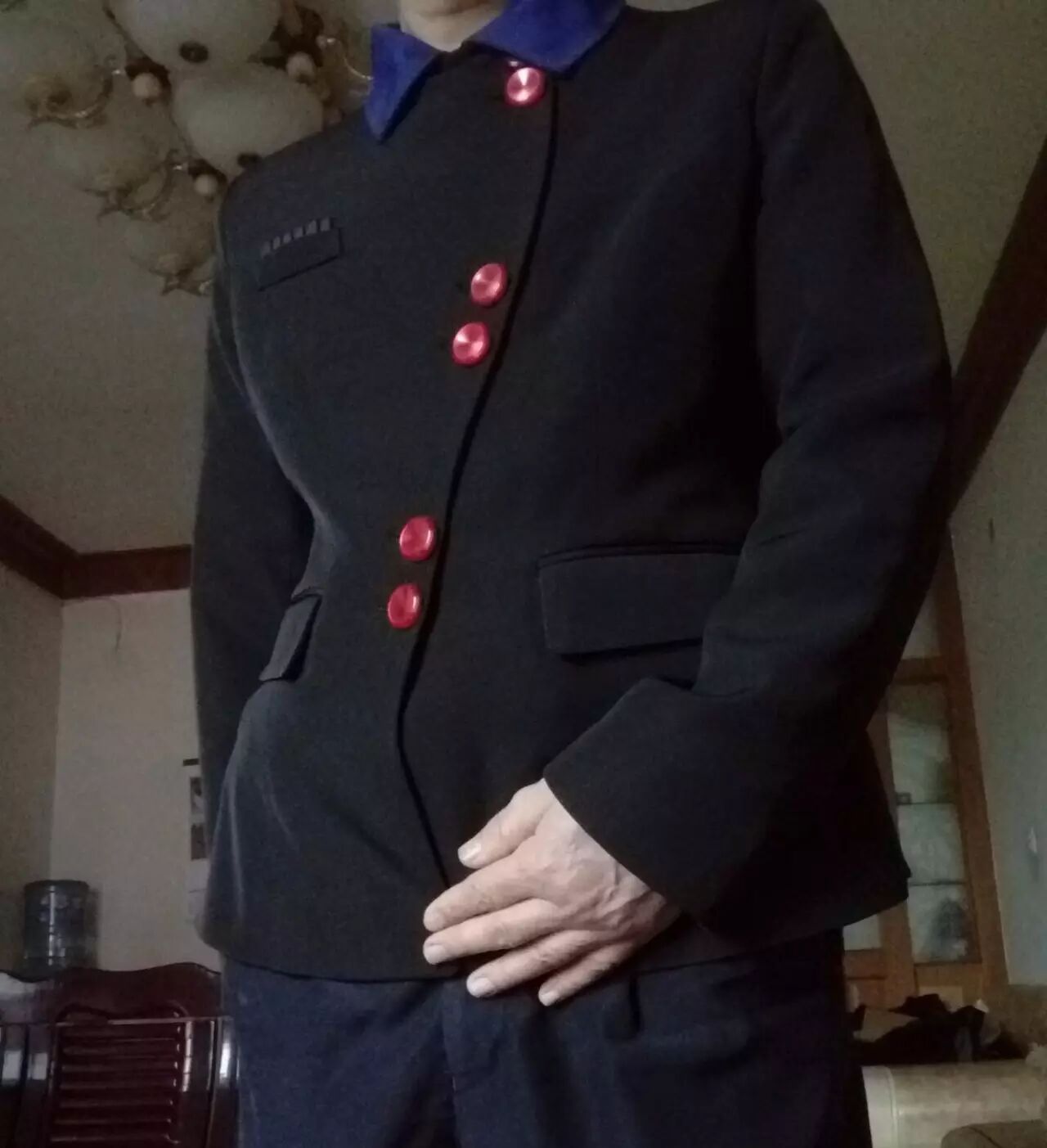 我打入了一个喜欢把女装上的有机玻璃纽扣p得超大的神秘组织