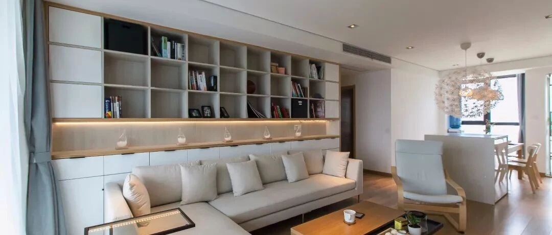 180平的极简风大宅，沙发背景墙做书柜，厨房内还有个吧台