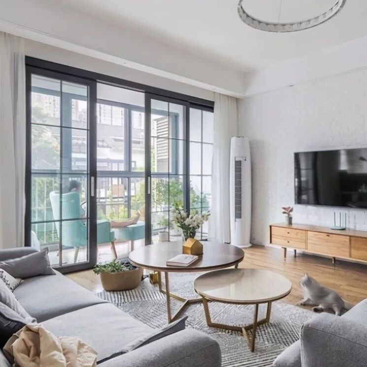 她家130平米，客厅餐厅工作台一体化，阳台布置超漂亮，太幸福