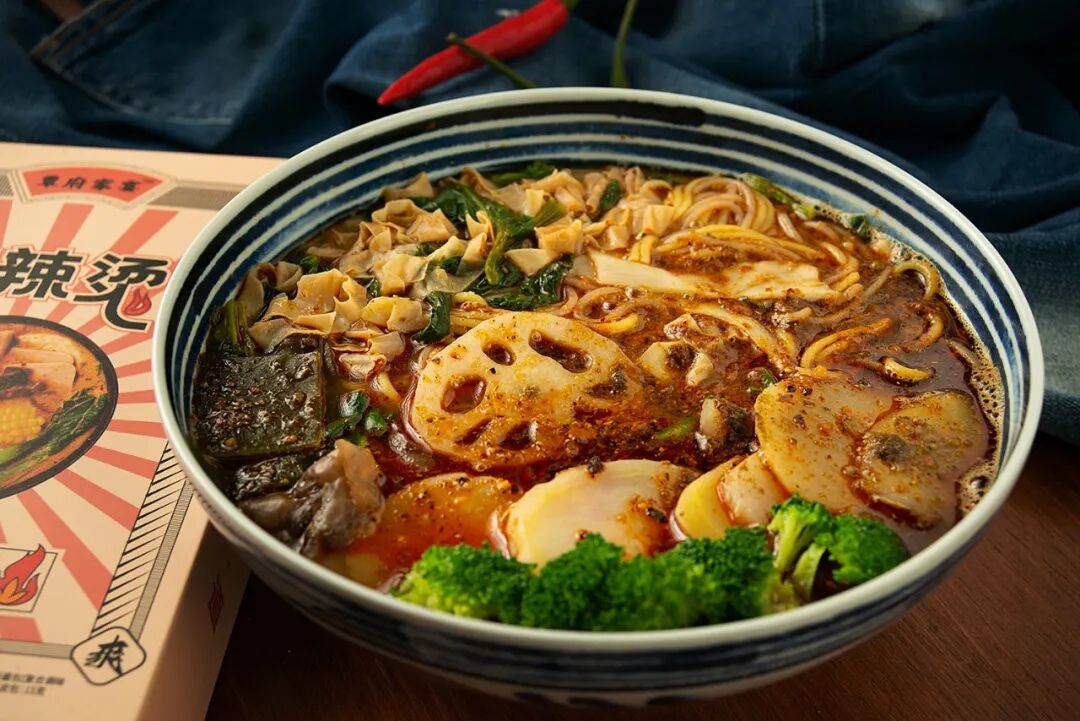 黏黏糊糊的东北老式麻辣烫来了!汤浓料足,一碗下来超满足~ - 小小包麻