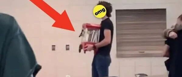 学校禁止带书包，学生拉着家里的玩具车洗衣篮装书回校！场面滑稽且无奈