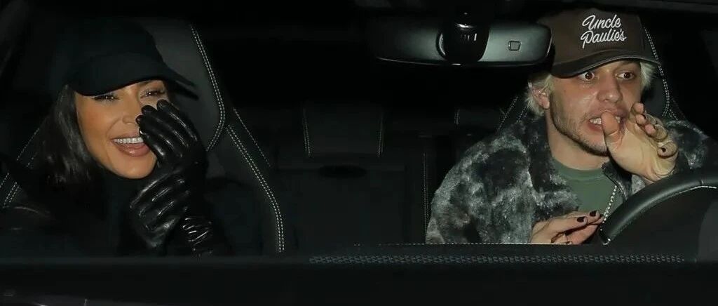 卡戴珊已经和男星公开撒狗粮种草莓，侃爷还在憨憨嚷“金会待在我身边”？？