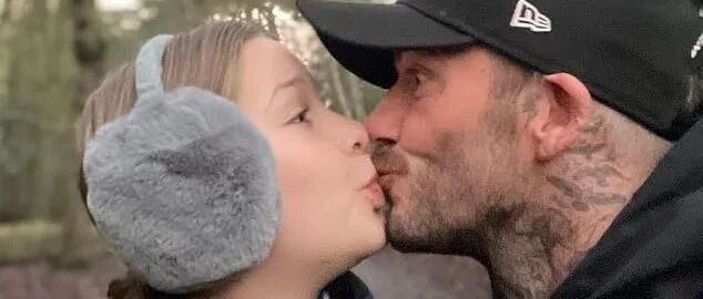 小贝再晒和女儿小七嘴对嘴亲吻的照片，网友们炸了：10岁了，居然还？？