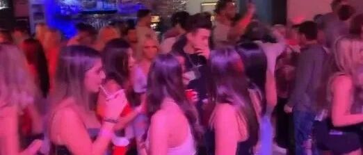 超1200名学生确诊新冠，这所大学依然坚持开学，还不准教授泄露消息？！