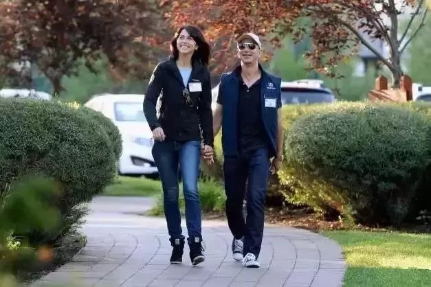 贝索斯离婚后,和小三一起生活的画风变了个样儿