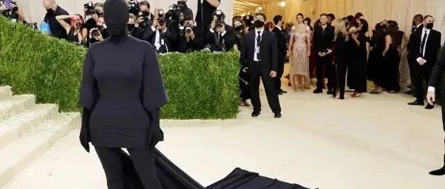 MetGala金卡戴珊诡异全黑蒙面，一出场立马把大家都震住了...