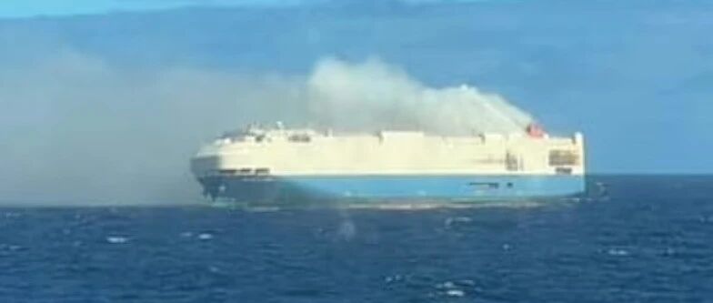 载有近4000辆保时捷兰博基尼名车的货轮在海上着火？！心疼了