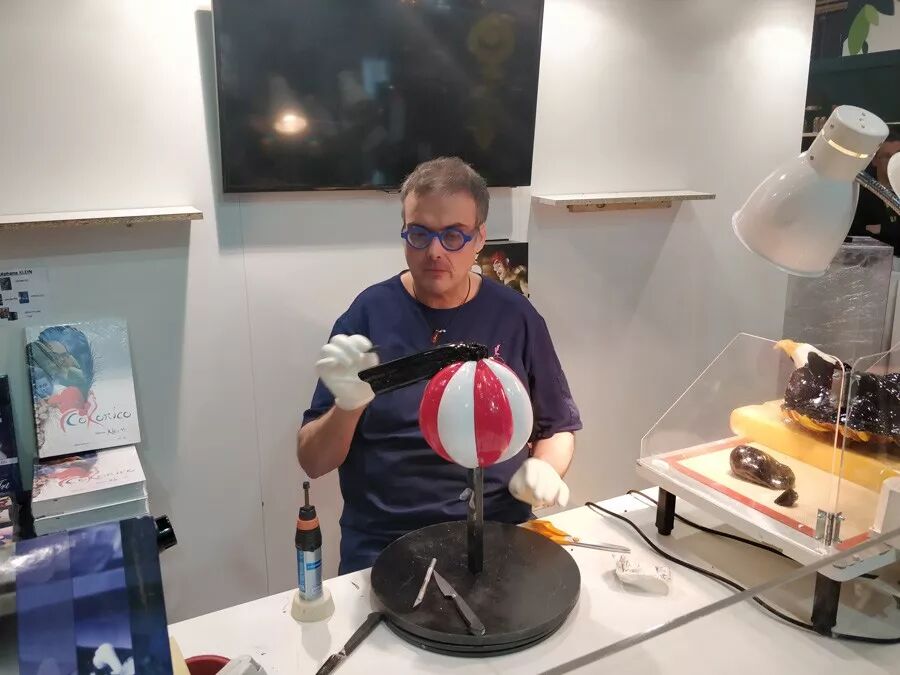 在拉糖领域，史蒂芬克莱因(Stephane Klein)，法国西点界被称为疯狂的拉糖大师，糖艺界最顶尖的存在，也被称为“糖王”，全世界西点师都要来他这里进修学习。糖王将为我们分部演示制作过程，并讲解糖艺的历史，分享他的点滴心得。