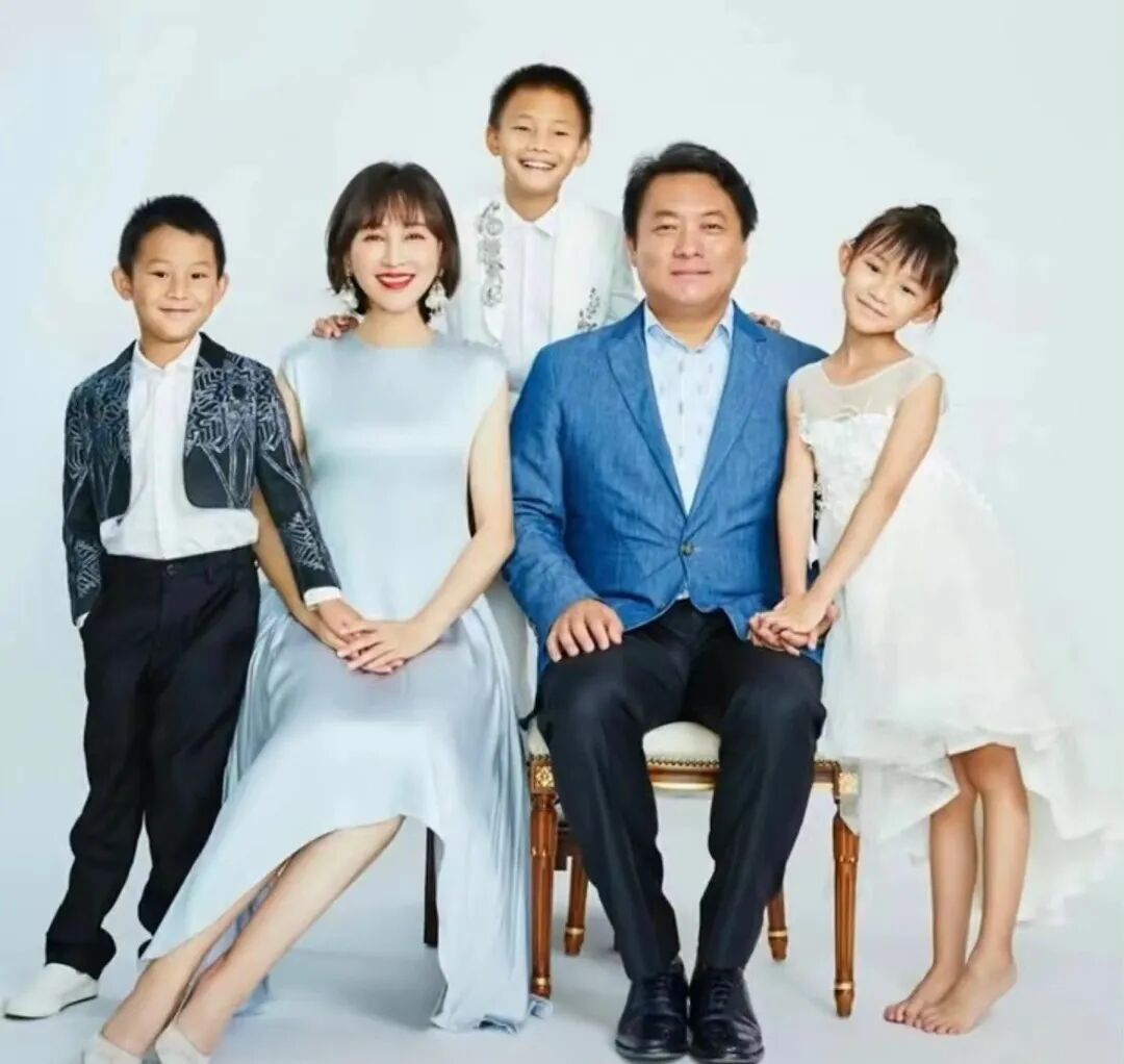 一次,女儿信如要吃果泥,宠女儿的郭靖宇只得暂停会议外出去买了一箱.