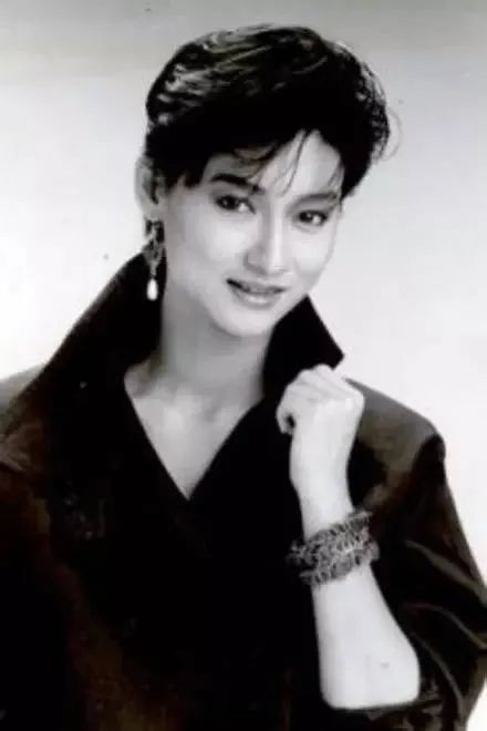 3岁乞讨，12岁做舞女，22岁当影后，40岁抑郁自杀，61岁的她终于活成了传奇