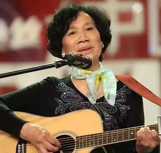 80歲搖滾奶奶全網走紅曾一開口把王菲唱到肝兒顫對