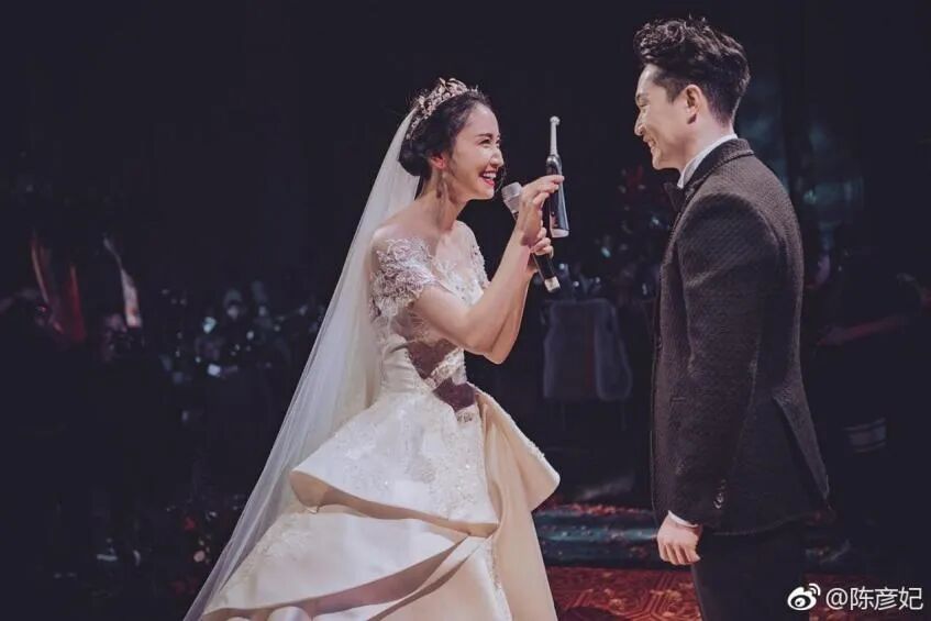 她是初代偶像剧女主结婚隐退生子被圈外老公宠成公主