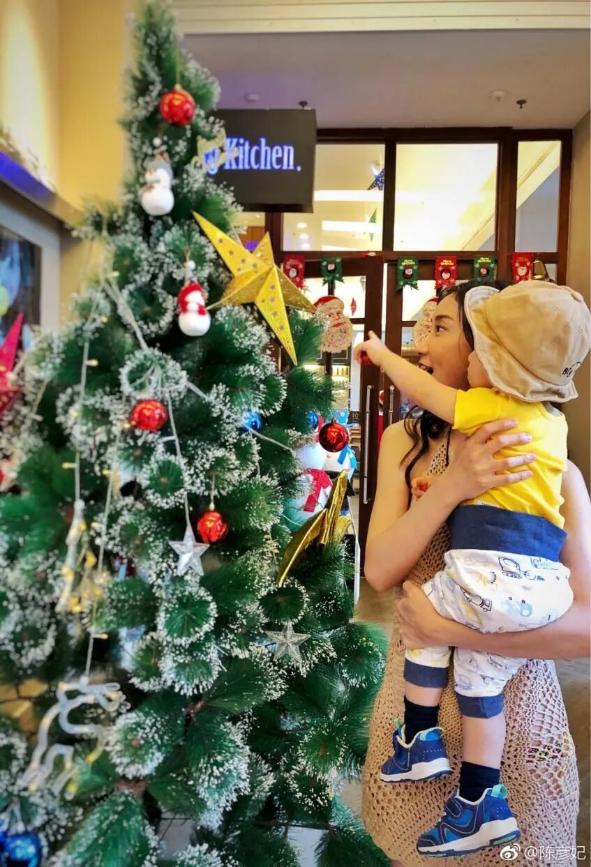 她是初代偶像剧女主结婚隐退生子被圈外老公宠成公主