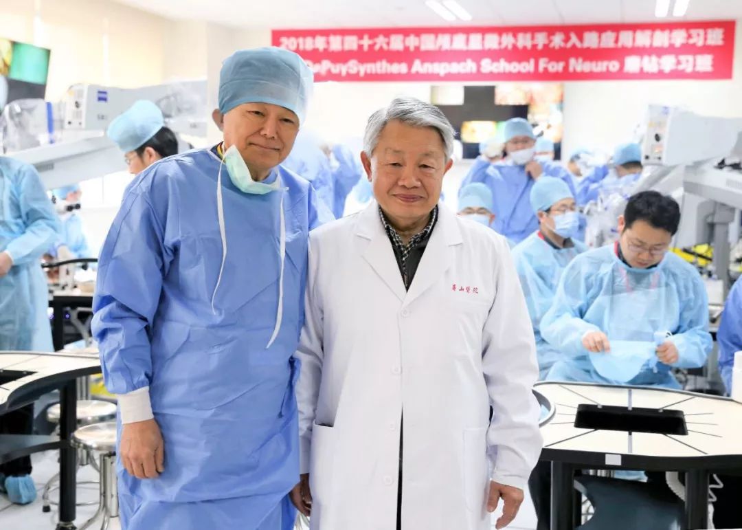 复旦大学附属华山医院神经外科副主任钟平教授在揭牌仪式上也进行了