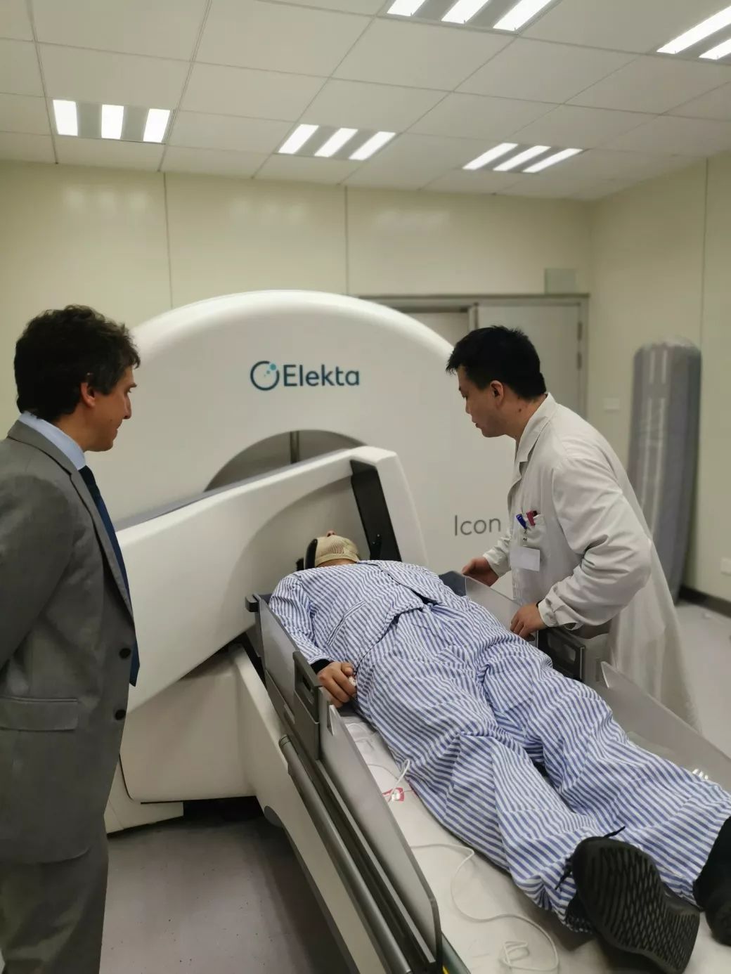 刀icon64放射外科治疗系统采用红外系统持续追踪患者头部的标记参考