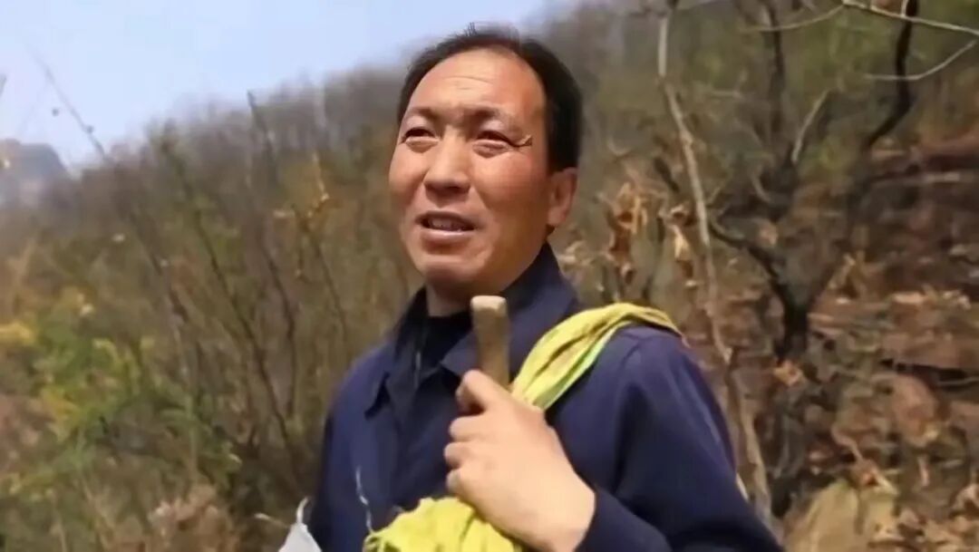 五旬农民大叔背回的烈士遗骸有家了,山西50岁大叔，进山捡尸13年，妻子骂不务正业，却..