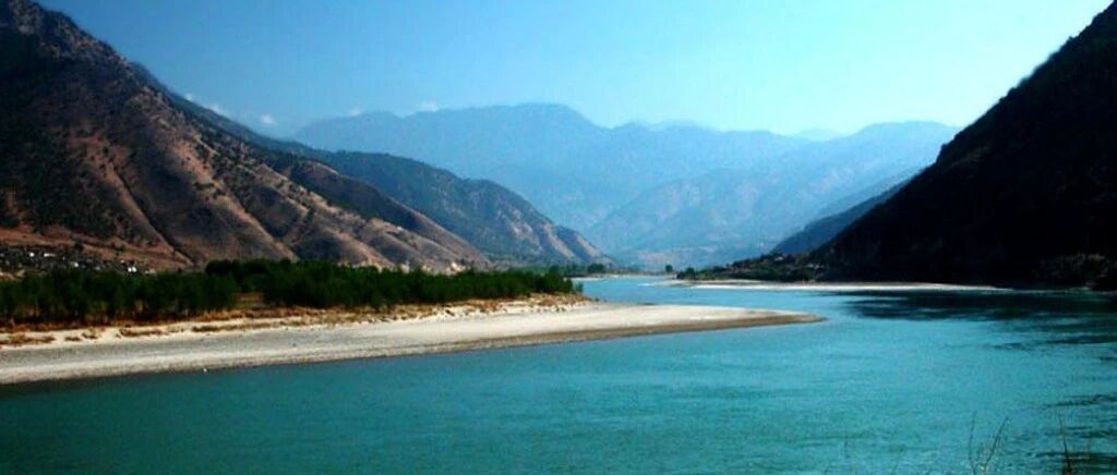 为何古代战争都强调长江天险？长江那么长，别的地方不能渡河吗？