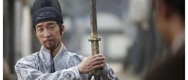 皇帝身边的贴身侍卫一般都武功高强，皇帝如何确保不被侍卫所害？