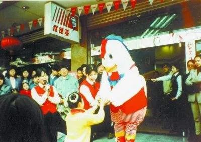 我爸说八十年代他每月工资32块，可以养活一家四口人，可信吗？