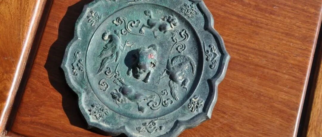 为什么博物馆不让看铜镜的正面？