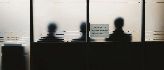 ​毁掉一个中年人，就是让他相信“中年危机”