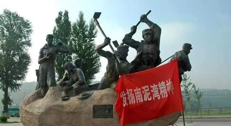 一片铁锤和镰刀撞击出的最强音,让世人的思绪沿着延河汹涌的呐喊,吟一