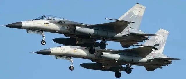 台媒曝光：台军2架战机被解放军战机“包了饺子”