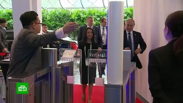 B&aacute;o Nga: Chu&ocirc;ng b&aacute;o động vang l&ecirc;n khi TT Putin bị buộc đi qua cửa kiểm tra an ninh - Ảnh 2.
