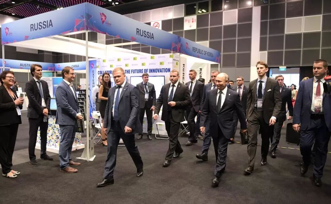 Báo Nga: Chuông báo động vang lên khi TT Putin bị buộc phải đi qua cửa kiểm tra an ninh-3