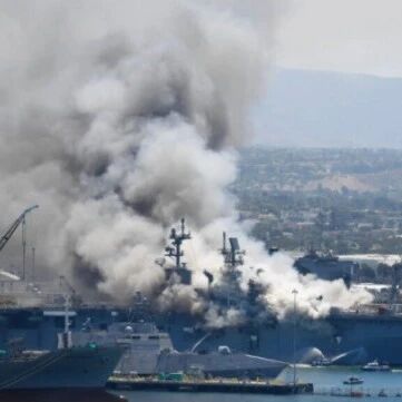 美军两栖攻击舰还在烧，官员：可能还要烧几天