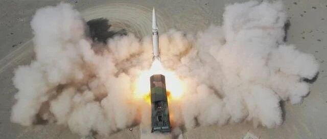 火箭军快速反应成功发射两枚新型导弹