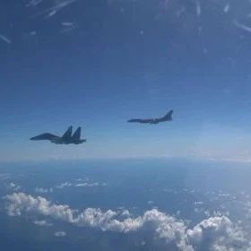 今天视频来了！多支轰炸机编队双向穿越台湾海峡
