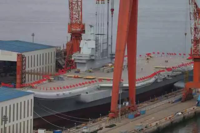 国产航母山东号的信息都在这里了：刚刚，国产航母甲板上插满了红旗！||环球时报 ...