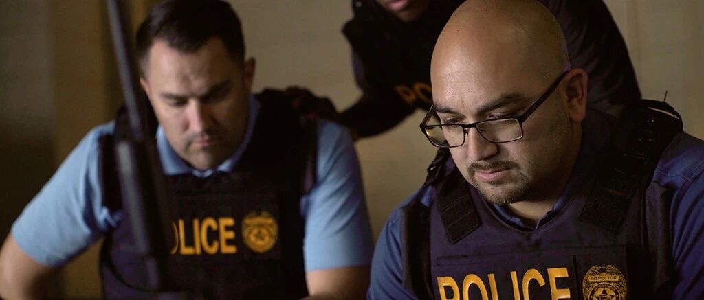 刷新认知：抓班农的，竟然是美国这个暴力执法机关