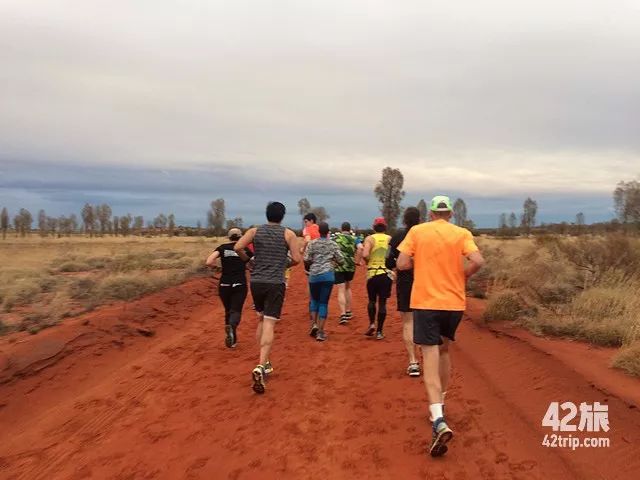 2020澳大利亚内陆马拉松：绕着地球的肚脐——乌鲁鲁巨石奔跑！