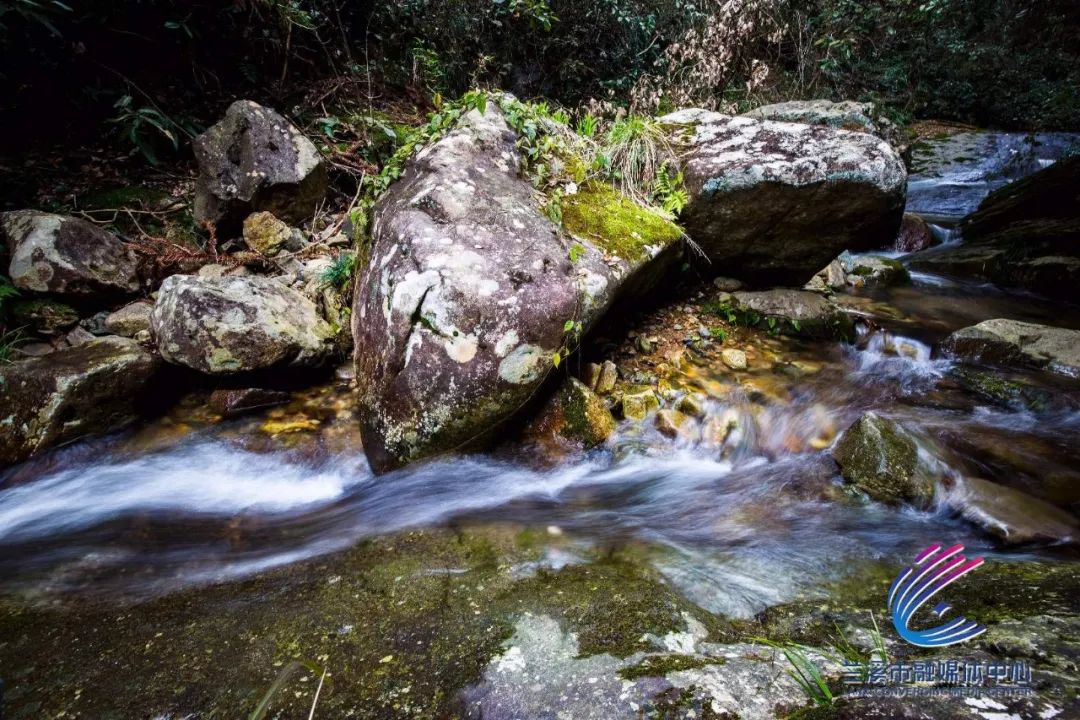 鐵甲山柏社鄉洪塘裡村境內有一座神奇的小山峰巒如