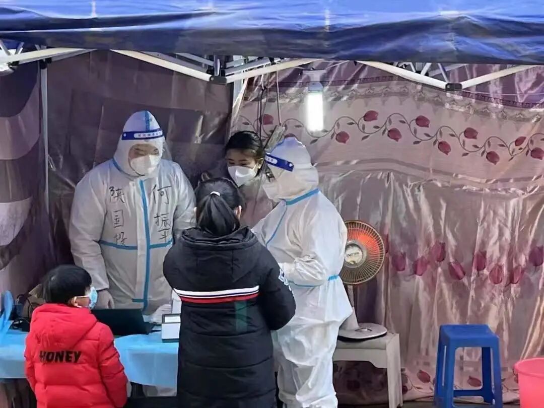 图:业务管理部何振平在惠祥社区面对疫情,"陕国投疫情防控青年突击