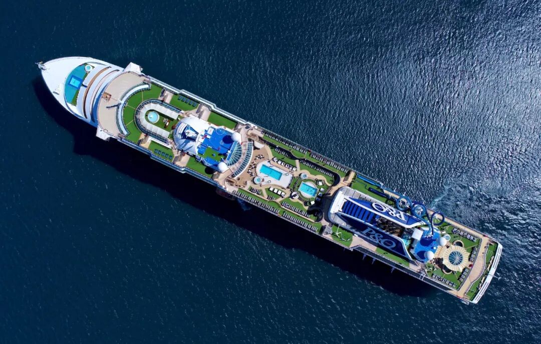 它是这个工业时代辉煌的产物同样有着超过 200 米的超长船身科幻且