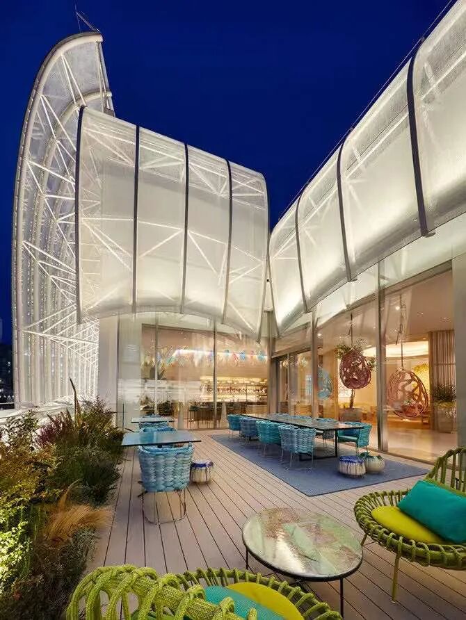 膜结构下的建筑外立面