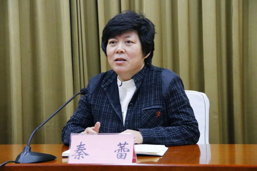 区委副书记,区长秦蕾,区政府党组成员,办公室主任李英伟参加会议.