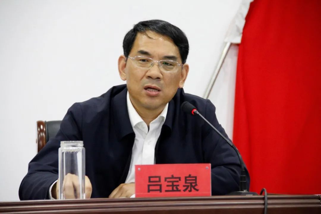 吕宝泉强调,要提高站位统一思想,把农业农村工作放在心上,抓在手上,扛
