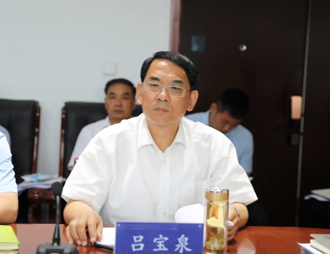 区委副书记,区长秦蕾,区委副书记吕宝泉等出席会议.