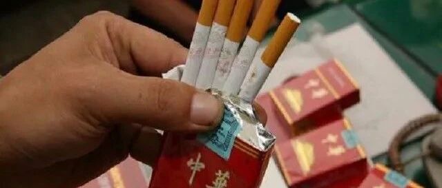 饭局上领导让你“去买包中华烟”，别真去买，不懂4个暗示被打脸