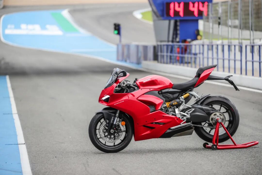在杜卡迪panigalev2和雅马哈yzfr1选择犯了难