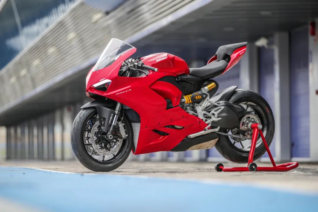 在杜卡迪panigalev2和雅马哈yzfr1选择犯了难