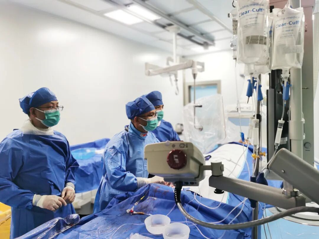 动脉长鞘怎么置入突破旧有，探索无限——我院神经科一区完成首例在血管长鞘辅助下经桡动脉穿刺行颈内动脉支架植入术_https://www.jmylbn.com_新闻资讯_第2张