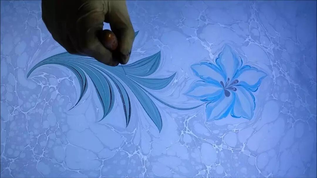 湿拓画(ebru)据说这种古老的绘画技法在突厥时代就有了.