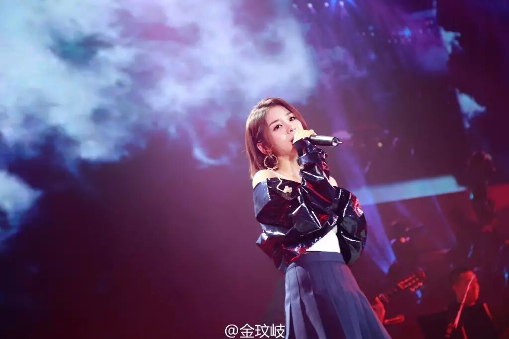 早前,金玟岐的音乐就已经显现出对于社会生活的关注,在14年5月发行的