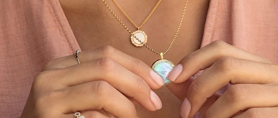 轻触1秒就可自拍，这个蓝牙吊坠又美又巧妙，简直太香了～！