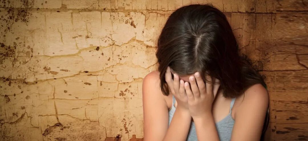 男老师诱导12岁女孩发生性关系两年：我用一生教女儿保护自己，却毁在你手里